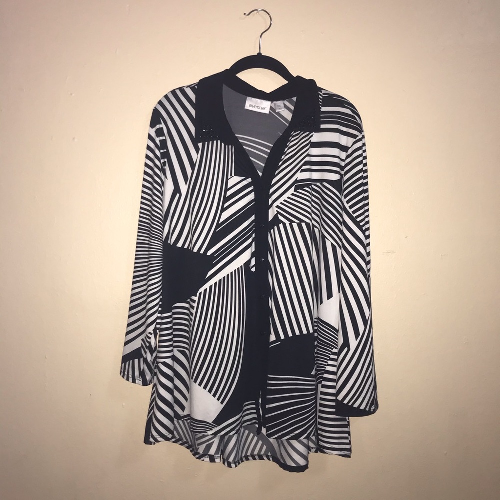 ⚡️Avenue Flattering Black White Top Size 14-16